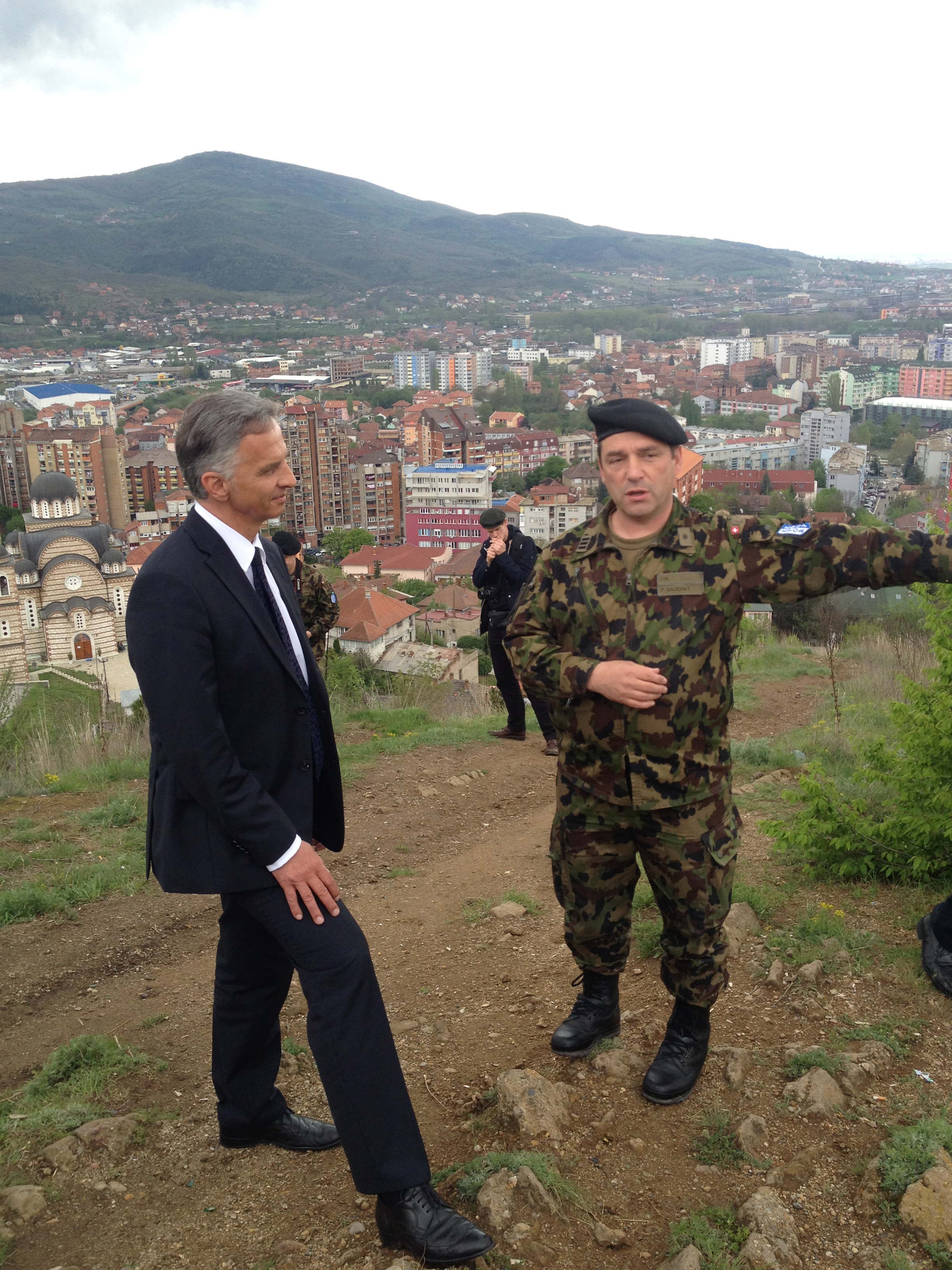 Bundespräsident Didier Burkhalter und Oberst Patrick Gauchat sprechen über die Swisscoy-Aktivitäten im Nordkosovo