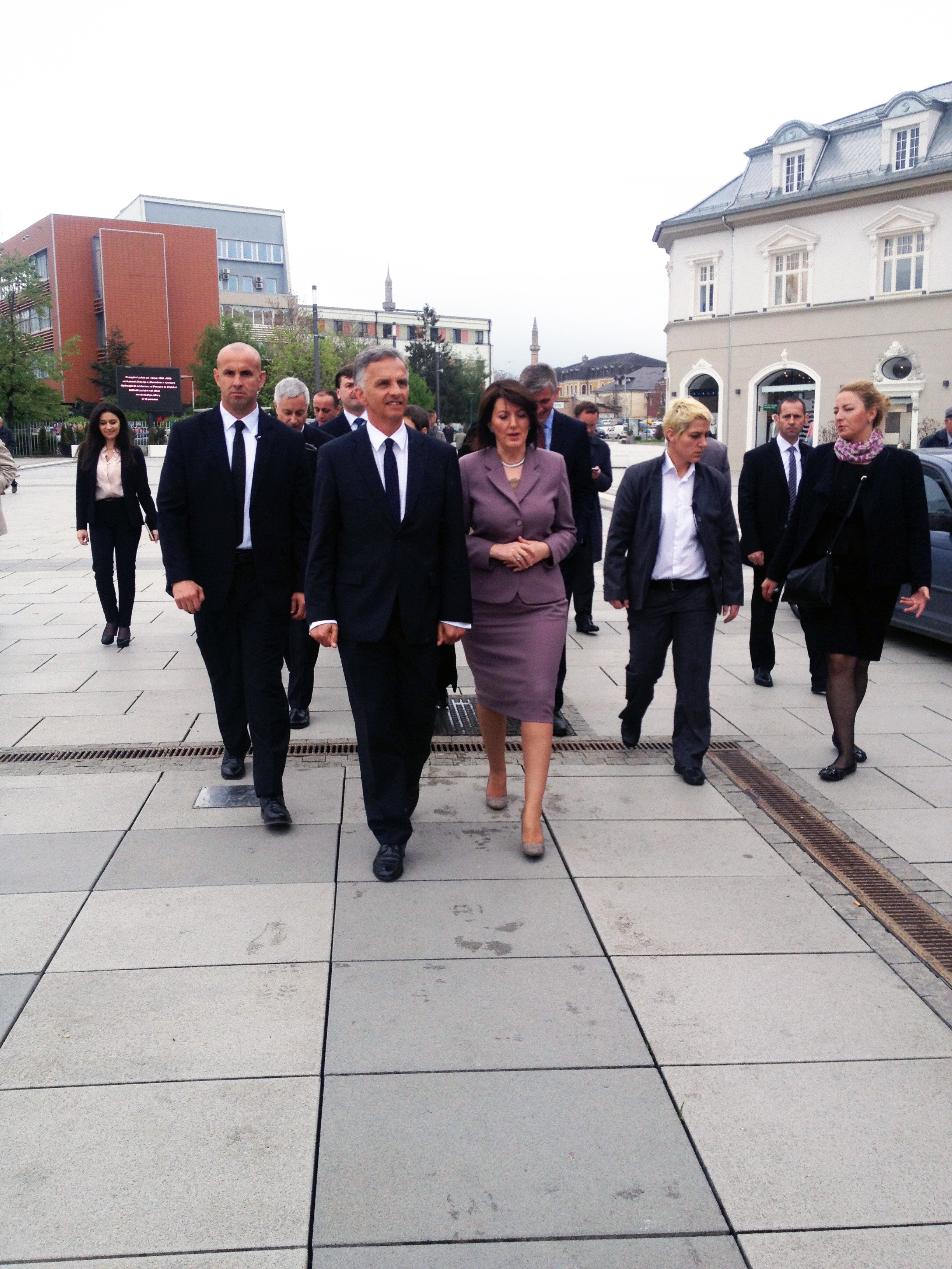 Didier Burkhalter et Atifete Jahjaga, le président du Kosovo, se promènent dans les rues de Pristina