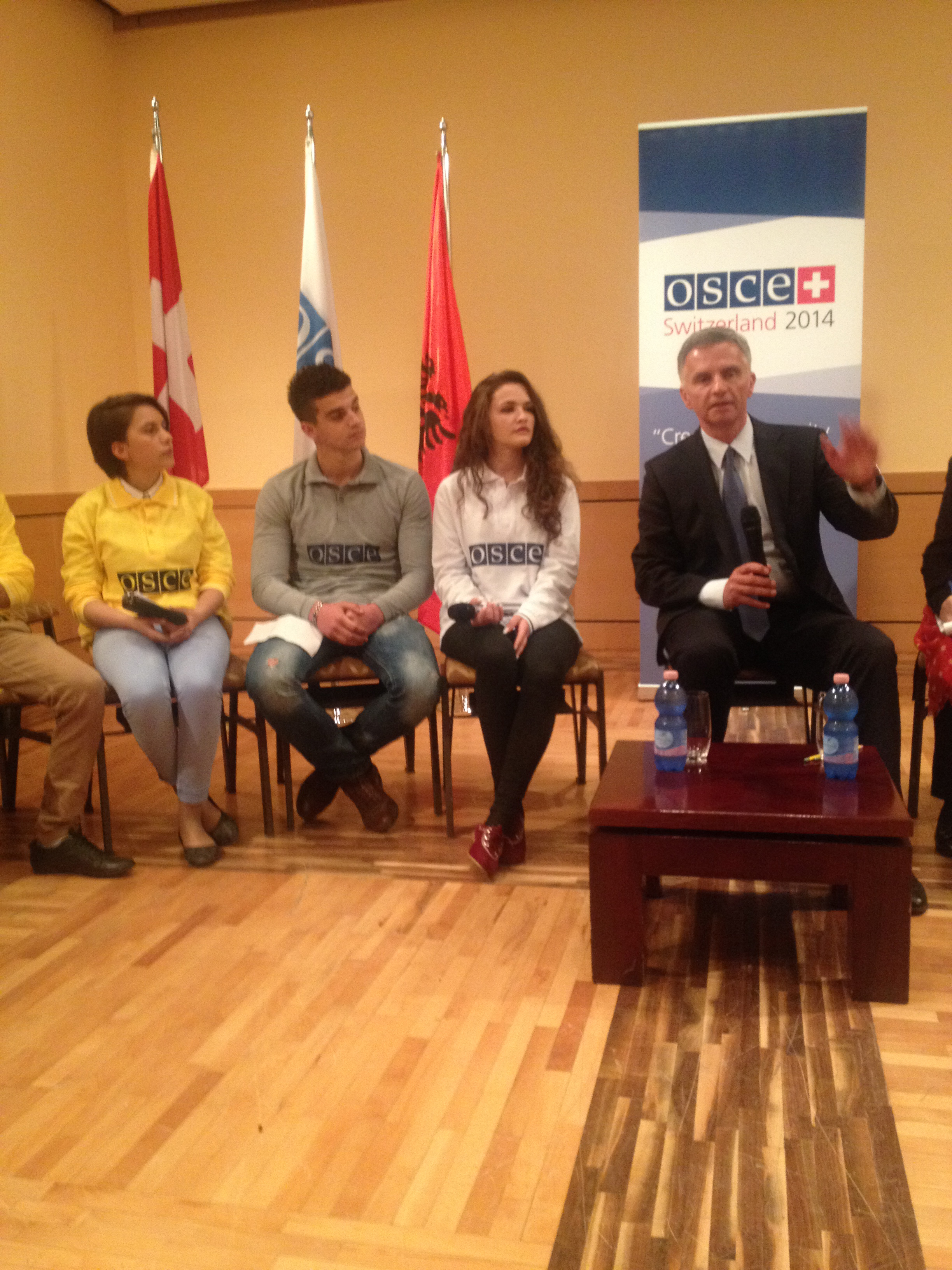 À Tirana, Didier Burkhalter s’entretient avec des jeunes Albanais suivant un cours de civisme organisé par l'OSCE
