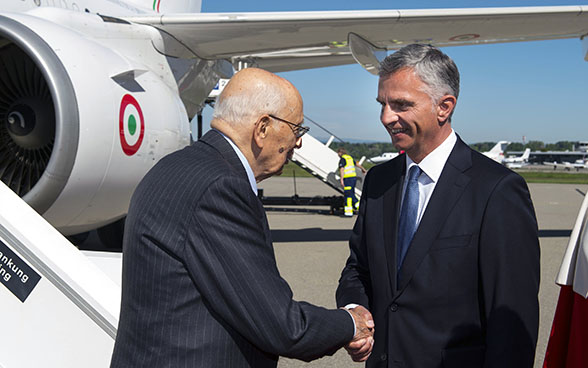 The President of the Swiss Confederation, Didier Burkhalter, receives the Italian President Giogio Napolitano.
