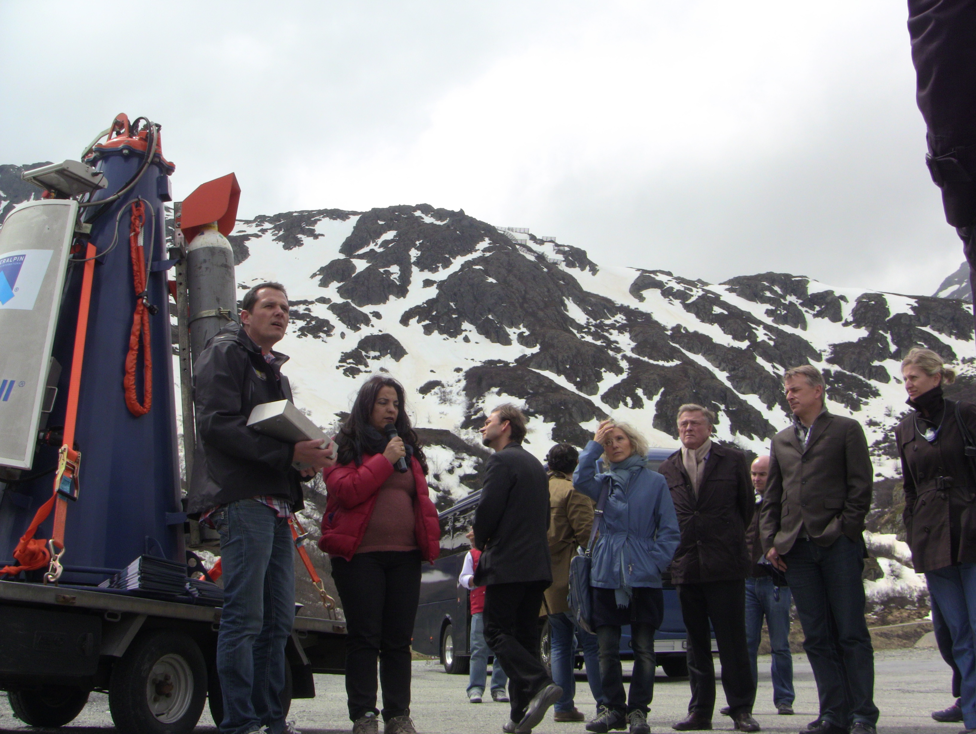 Excursion participants on the road to the Great Saint Bernard Pass: roads must be protected against natural hazards