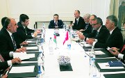 In discussione con il ministro degli affari esteri dell’Azerbaigian Elmar Mammadyarov