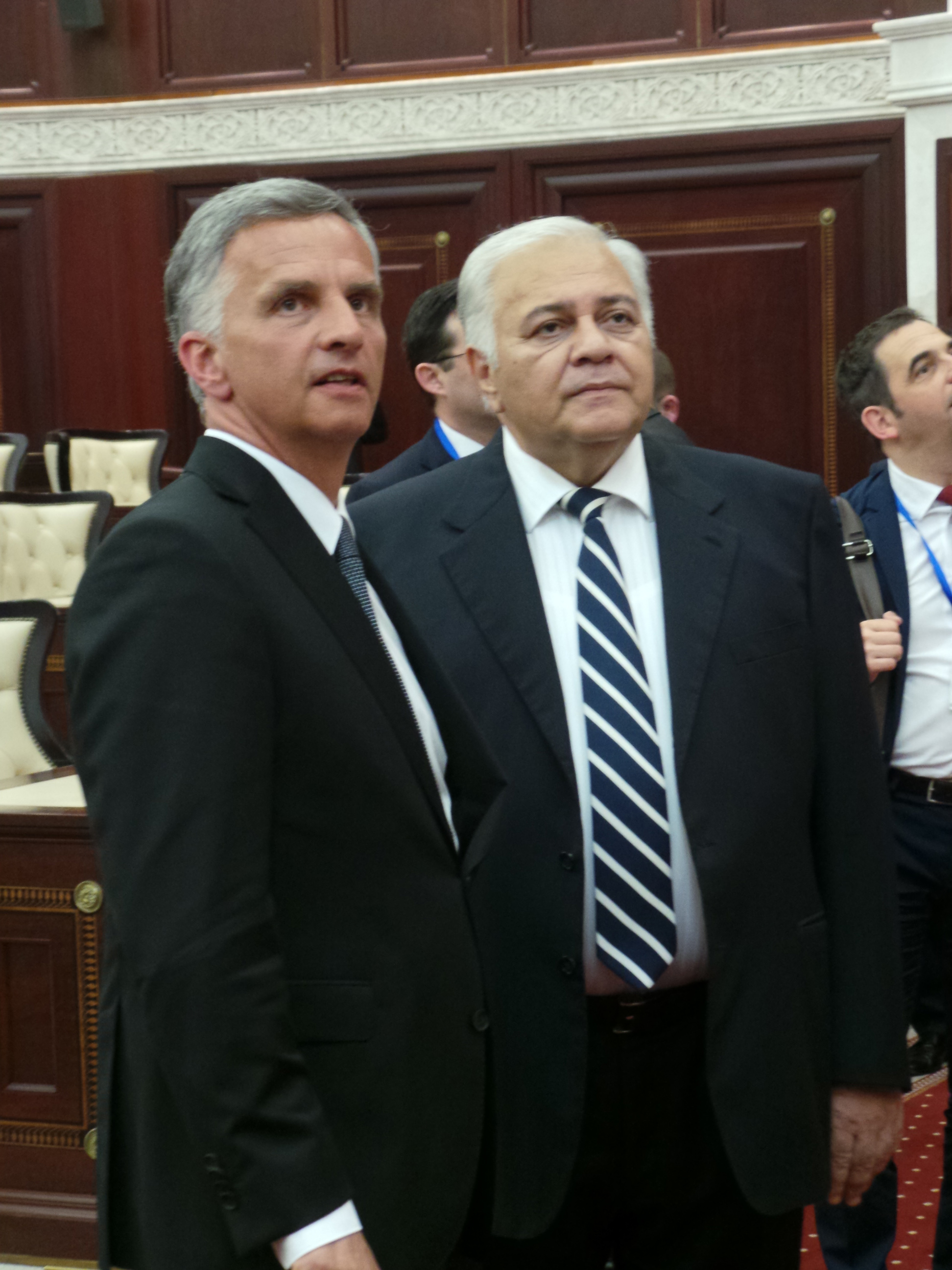 Il presidente della Confederazione Didier Burkhalter in discussione con il presidente del Parlamento, Ogtay Asadov.