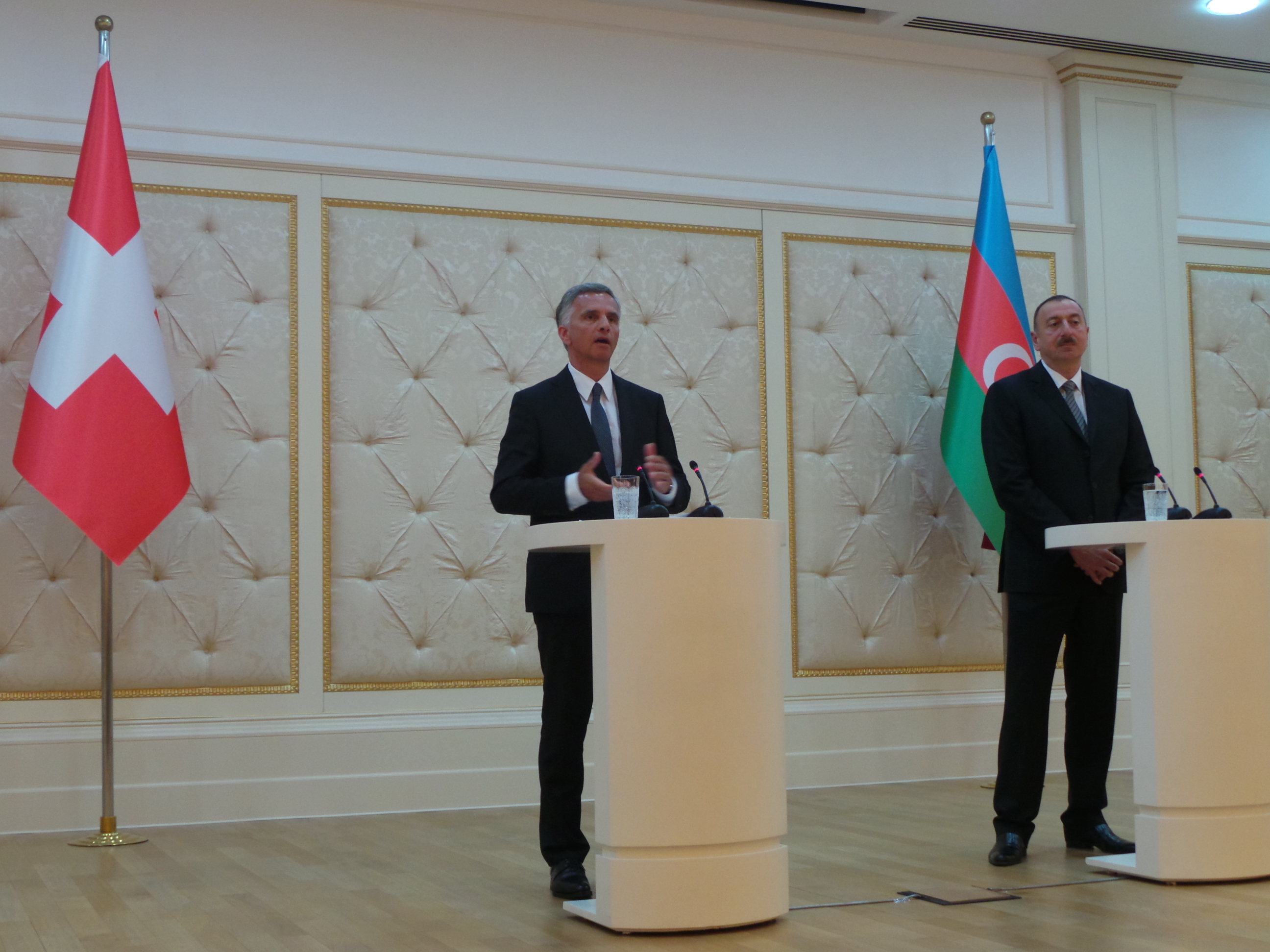 Il presidente della Confederazione Didier Burkhalter e il presidente Ilham Aliyev rispondono alle domande dei media.