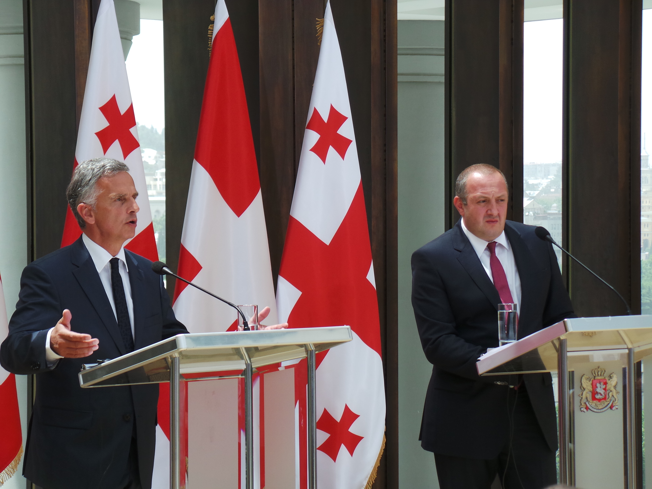 Il presidente della Confederazione Didier Burkhalter e il presidente Giorgi Margvelashvili rispondono alle domande dei media. 