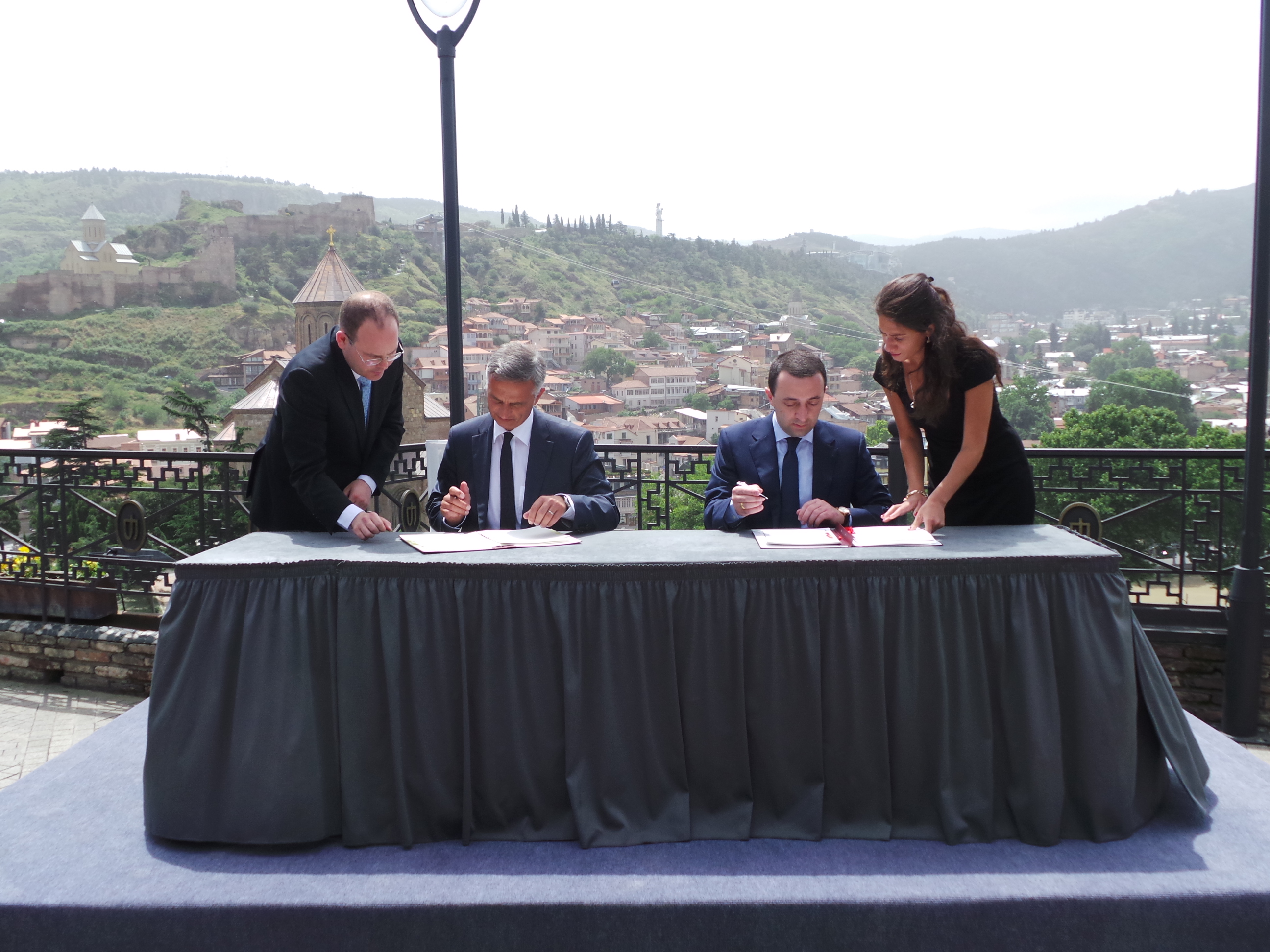 Le président de la Confédération Didier Burkhatler et le premier ministre géorgien Irakli Garibashvili signent un accord concernant la promotion et la protection réciproque des investissements entre la Suisse et la Géorgie.