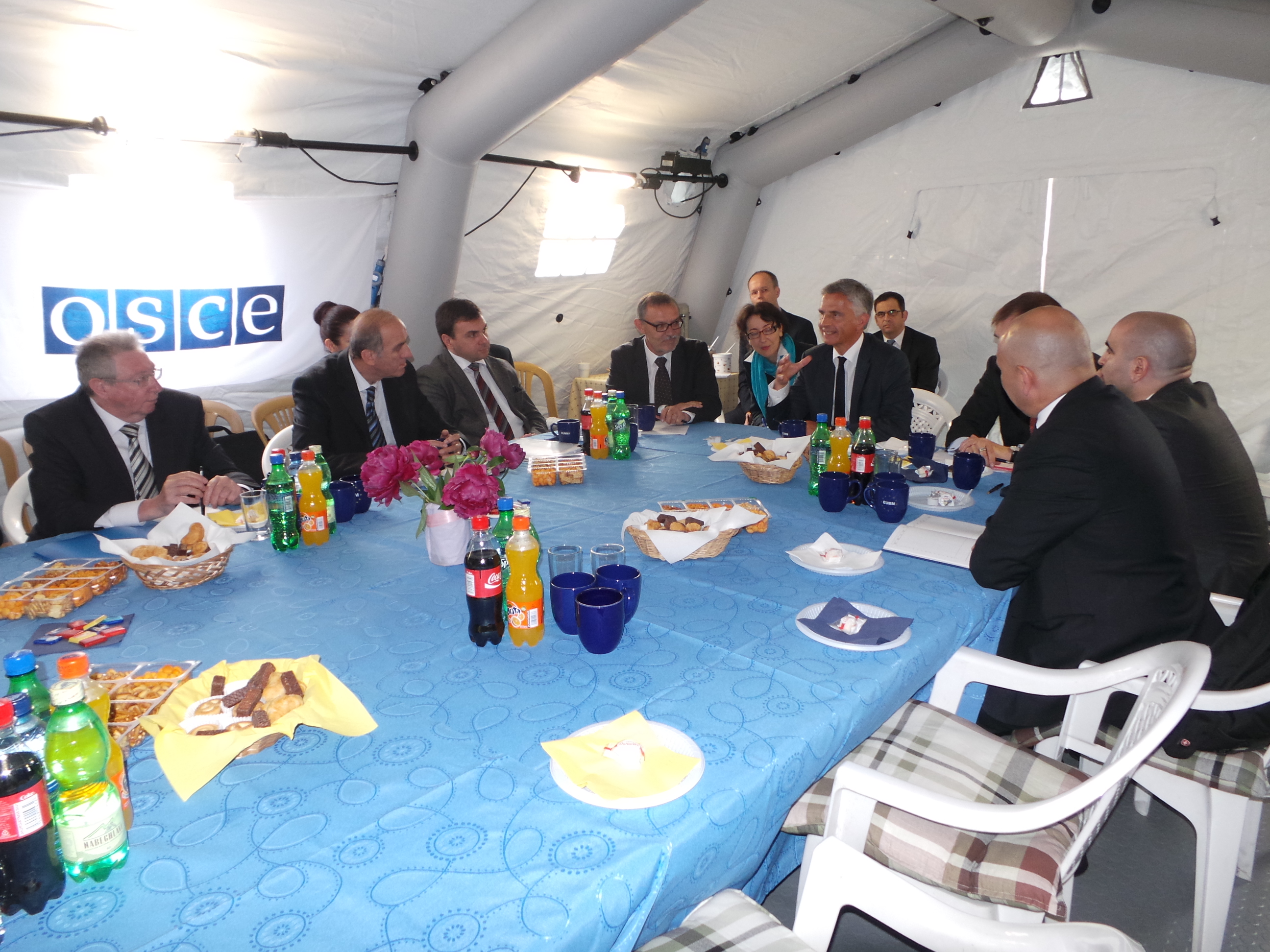 In a tent belonging to the Incident Prevention and Response Mechanism (IPRM) in Ergneti, the President of the Swiss Confederation, Didier Burkhalter, discusses the situation at the administrative boundary line with participants of the IPRM.  