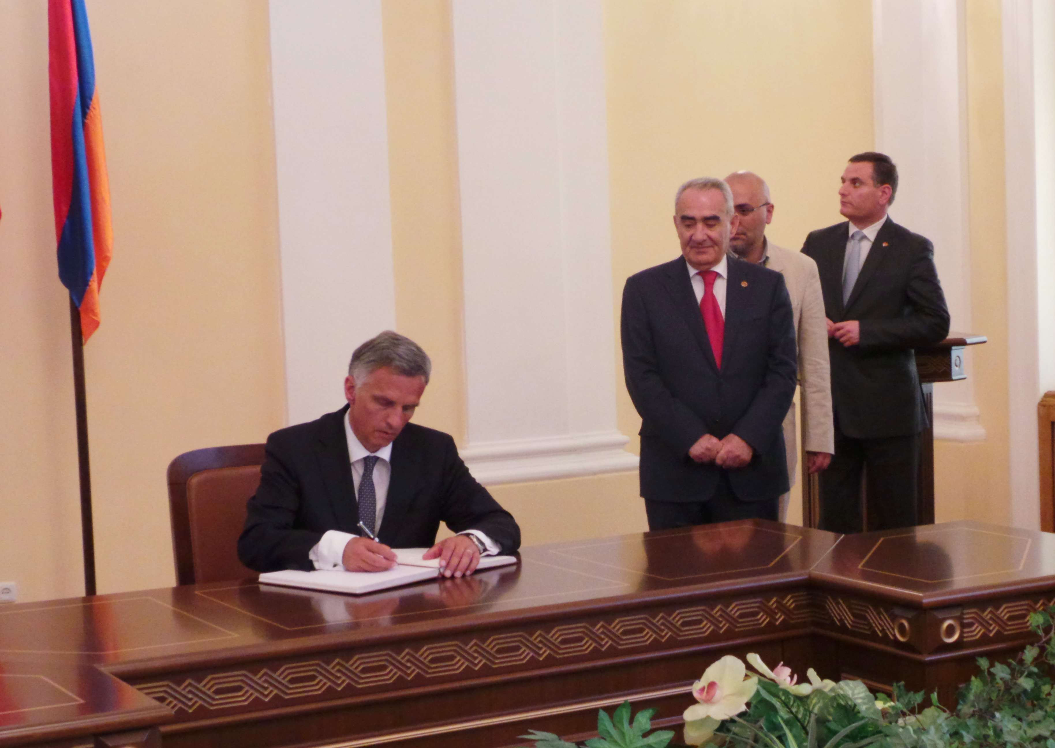 Dopo un colloquio con i membri del Parlamento il presidente della Confederazione Didier Burkhalter si iscrive nel libro degli ospiti del Parlamento armeno. Alla sua destra il presidente del Parlamento Galust Sahakyan.