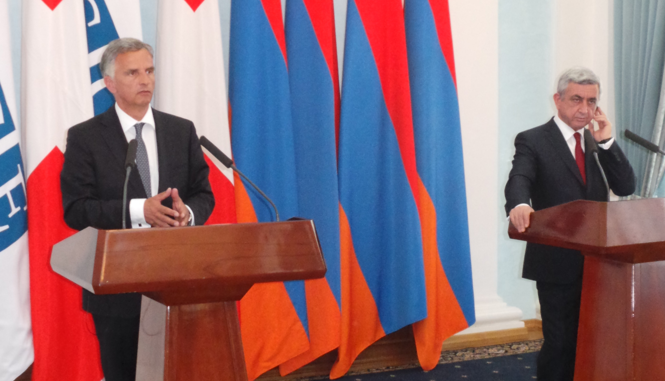 Didier Burkhalter and Serzh Sargsyan standing at podiums in front of the assembled press.