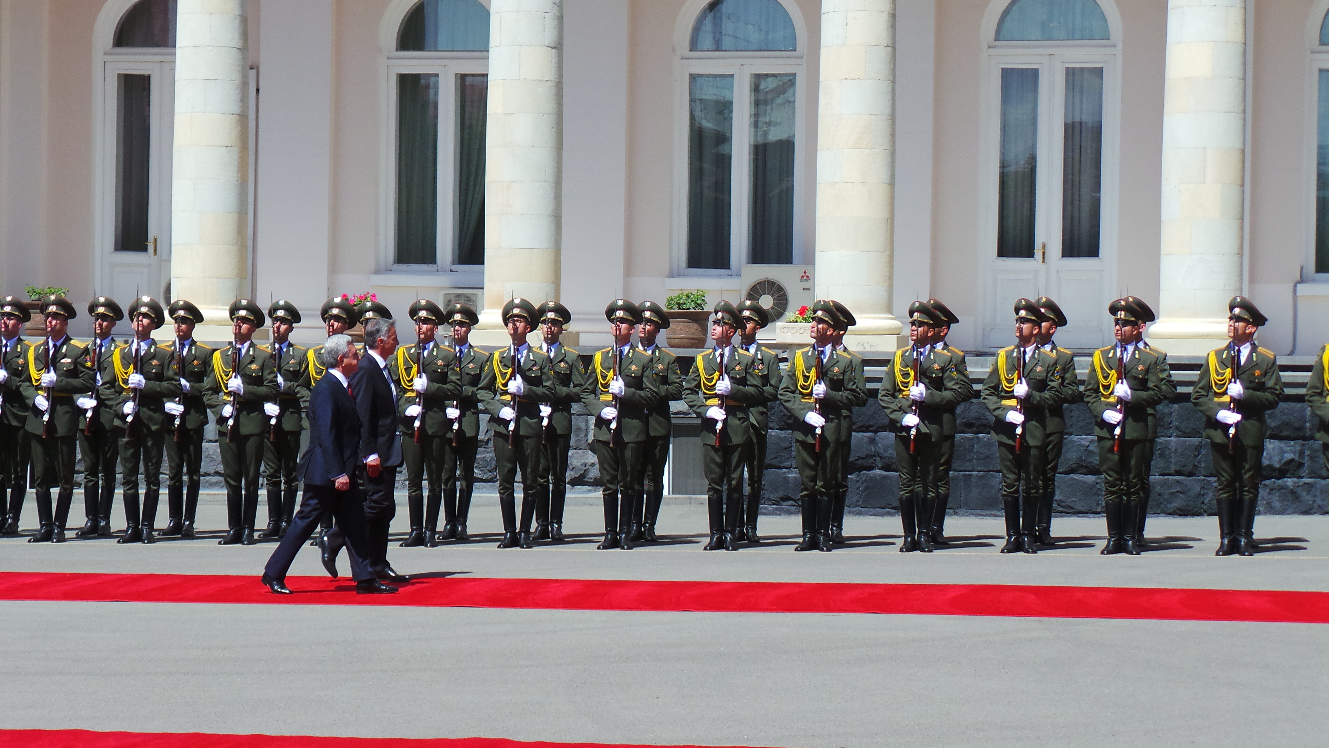President Didier Burkhalter and Armenian President Serzh Sargsyan walking alongside the honour guard.