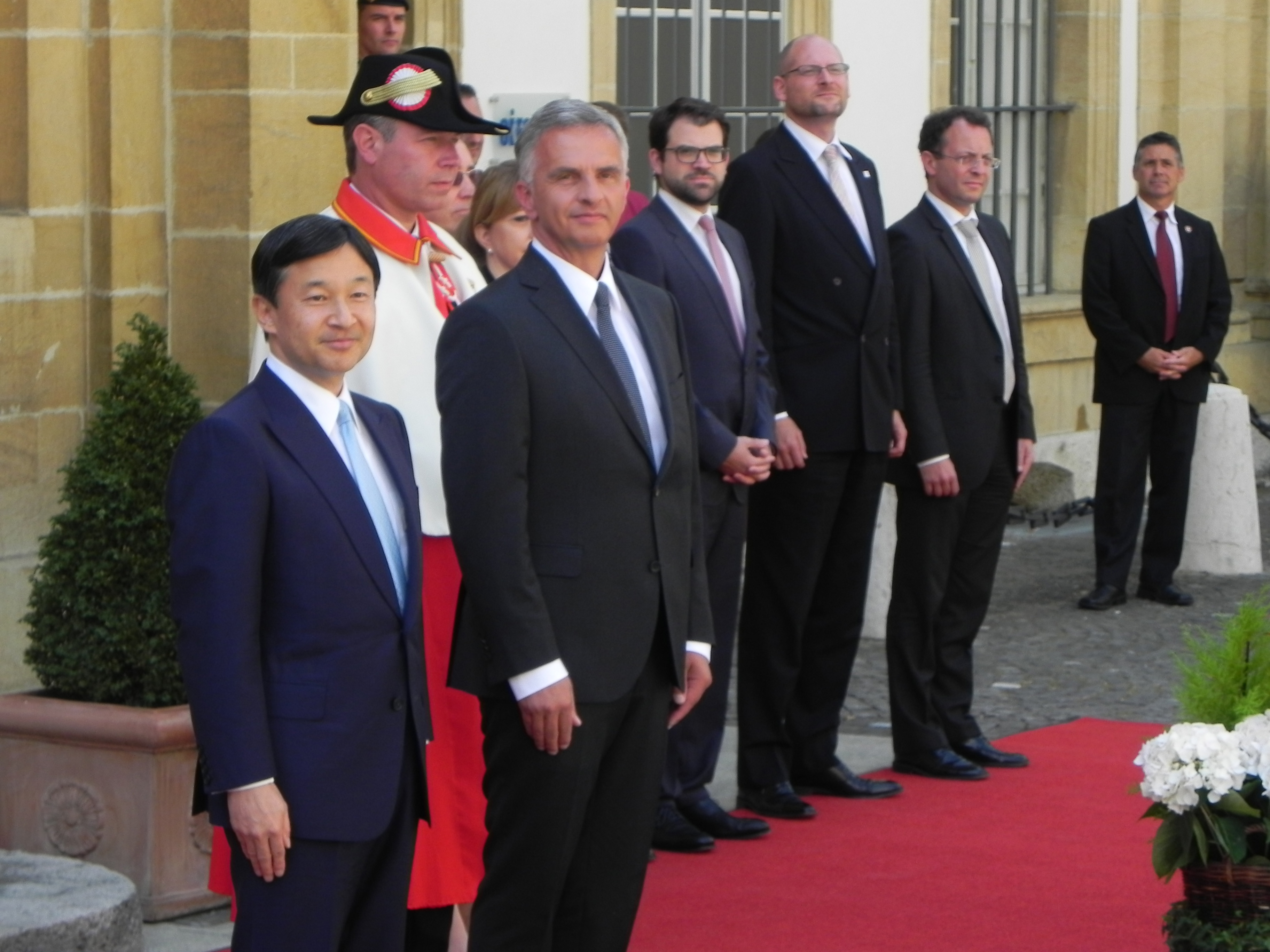 Bundespräsident Didier Burkhalter hat den japanischen Kronprinzen Naruhito in Neuenburg empfangen