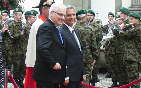 Le président de la Confédération Didier Burkhalter et le président croate  lors des honneurs militaires, dans le domaine du Lohn.