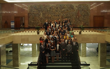 Les 57 ambassadeurs de la jeunesse du Modèle OSCE dans le Palais de Serbie à Belgrade