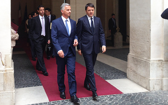 Didier Burkhalter und Matteo Renzi auf dem roten Teppich.