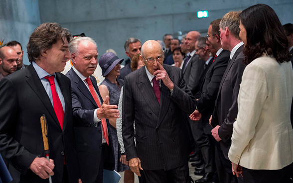 Il presidente italiano, Giorgio Napolitano in compagnia di Giampiero Gianella, cancelliere del cantone Ticino e Manuele Bertoli, presidente del governo ticinese mentre visitano l'Università della Svizzera italiana.