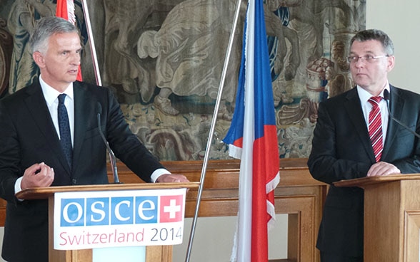 Il presidente in carica dell’OSCE e presidente della Confederazione Didier Burkhalter insieme al ministro degli esteri ceco Lubomír Zaorálek a Praga