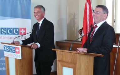 M. Didier Burkhalter, président de la Confédération et président en exercice de l’OSCE, et M. Lubomír Zaorálek, ministre tchèque des affaires étrangères, lors de la conférence de presse à Prague
