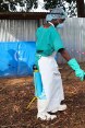 Un’infermiera in Liberia spruzza disinfettante come misura preventiva contro l’ebola.