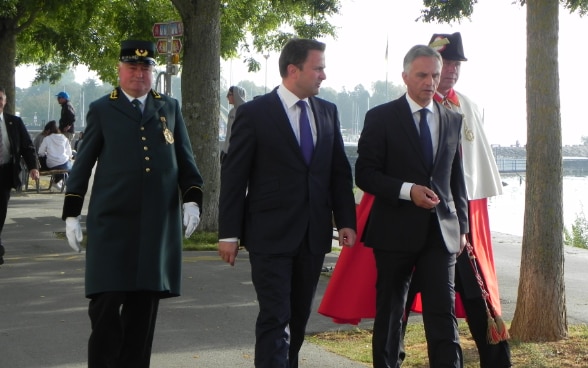 Xavier Bettel et Didier Burkhalter se promènent à Neuchâtel.