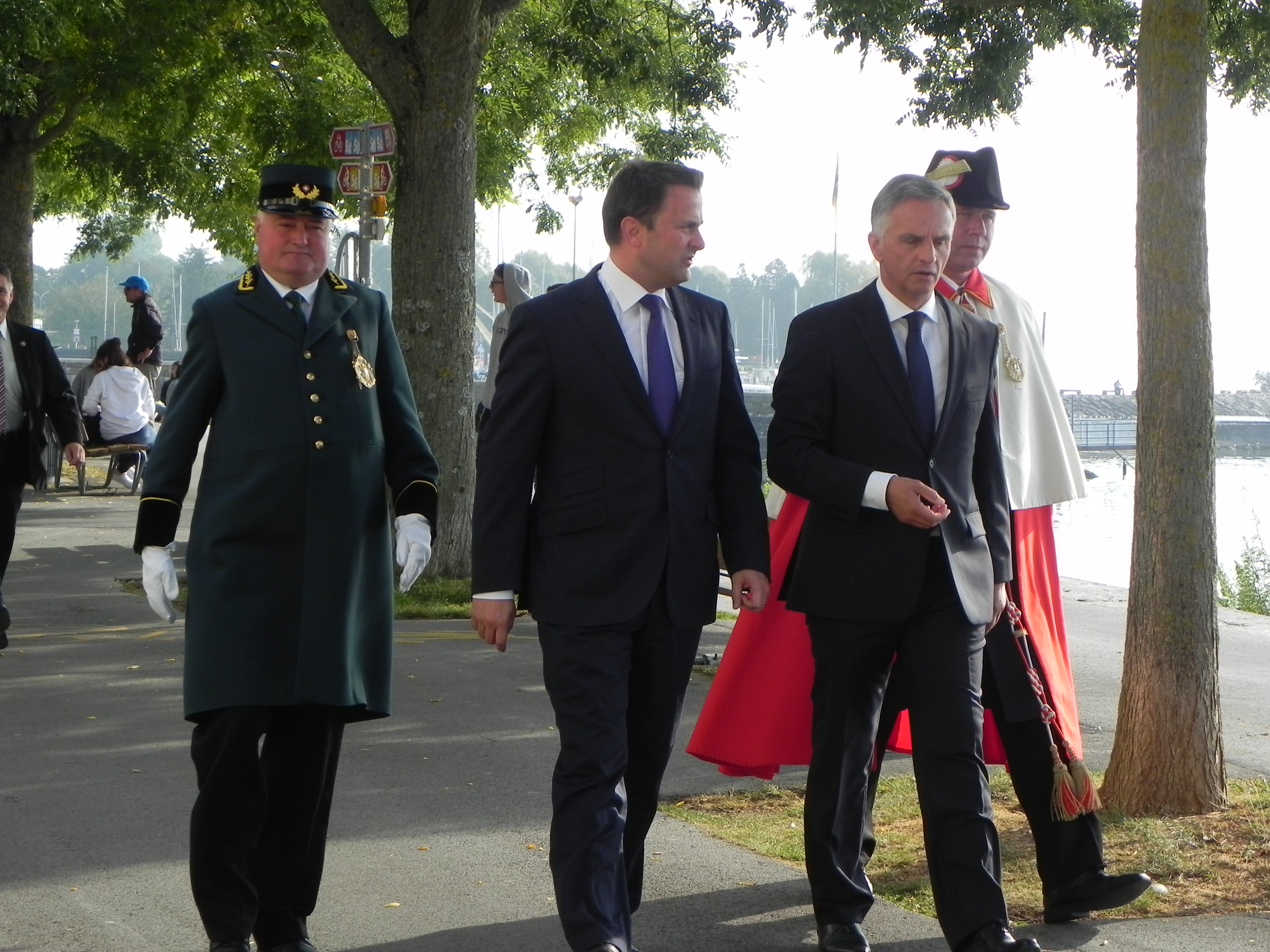 The prime minister of Luxembourg, Xavier Bettel, and the president of the Confederation, Didier Burkhalter, walk by the Lake Neuchâtel. 