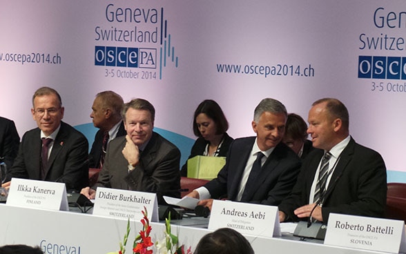 Le président de la Confédération Didier Burkhalter parle avec le conseiller national Andreas Aebi, président de la délégation parlementaire suisse auprès de l'OSCE. A sa gauche se trouvent Ilkka Kanerva, président de l'Assemblée parlementaire de l'OSCE et Hannes Germann, président du Conseil des Etats (tout à gauche)