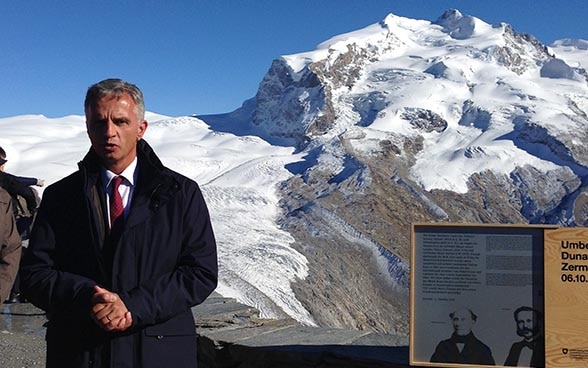 Didier Burkhatler à côté de la Pointe Dunant