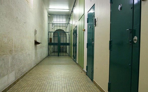Un corridoio in una prigione.  