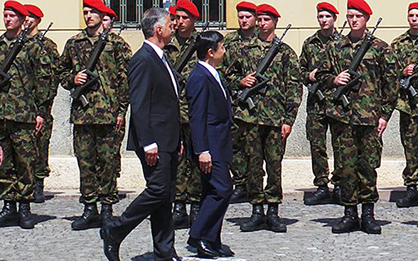 Bundespräsident Didier Burkhalter schreitet mit dem japanischen Kronprinzen Naruhito die Ehrengarde ab.