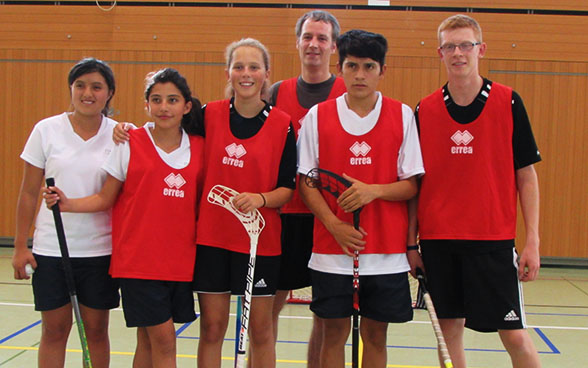 The young Colombians with a stick of unihockey in the hand.