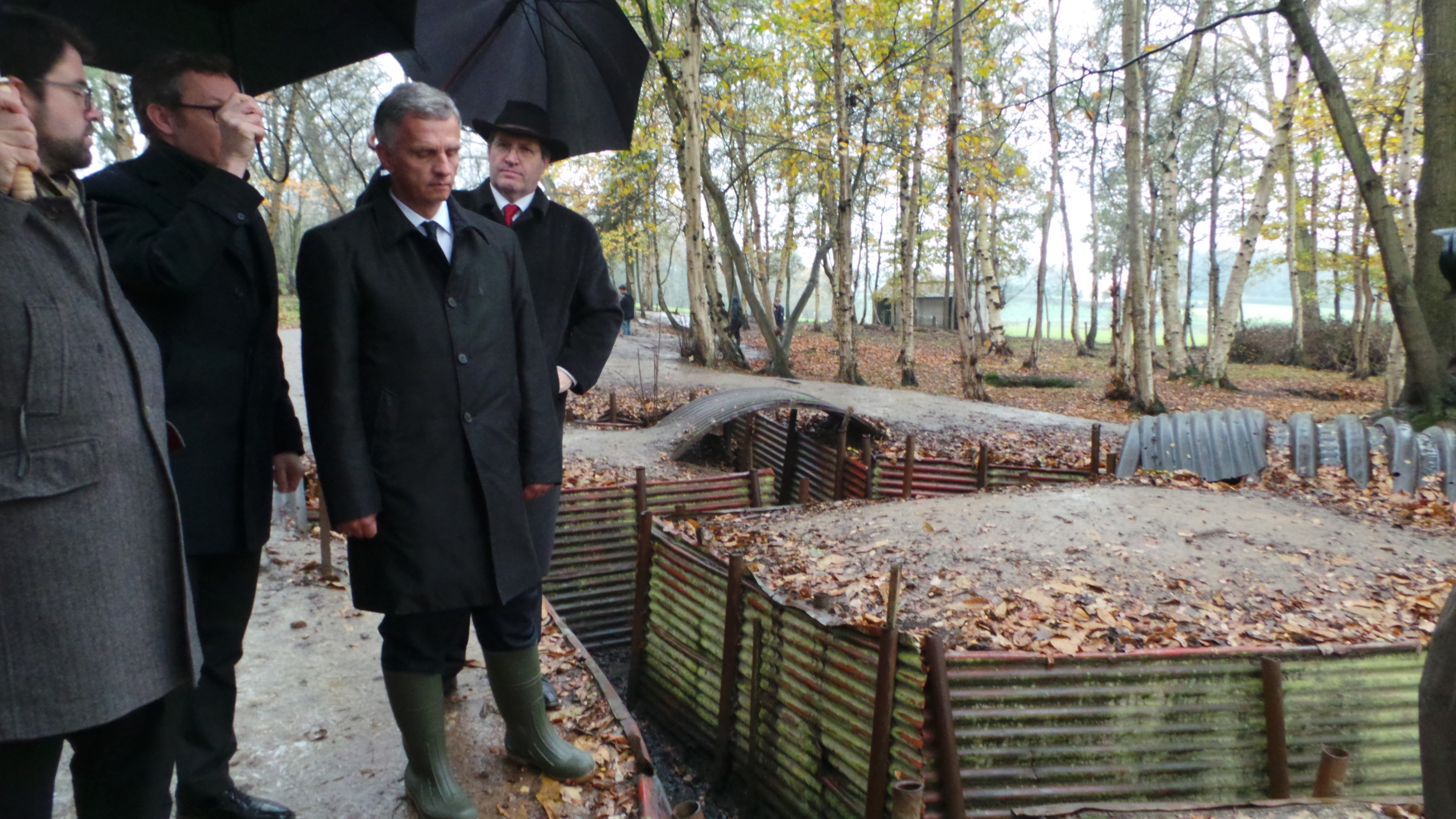 Il presidente della Confederazione Didier Burkhalter davanti a una vecchia trincea a «Hill 62», nei pressi di Ypres, in Belgio