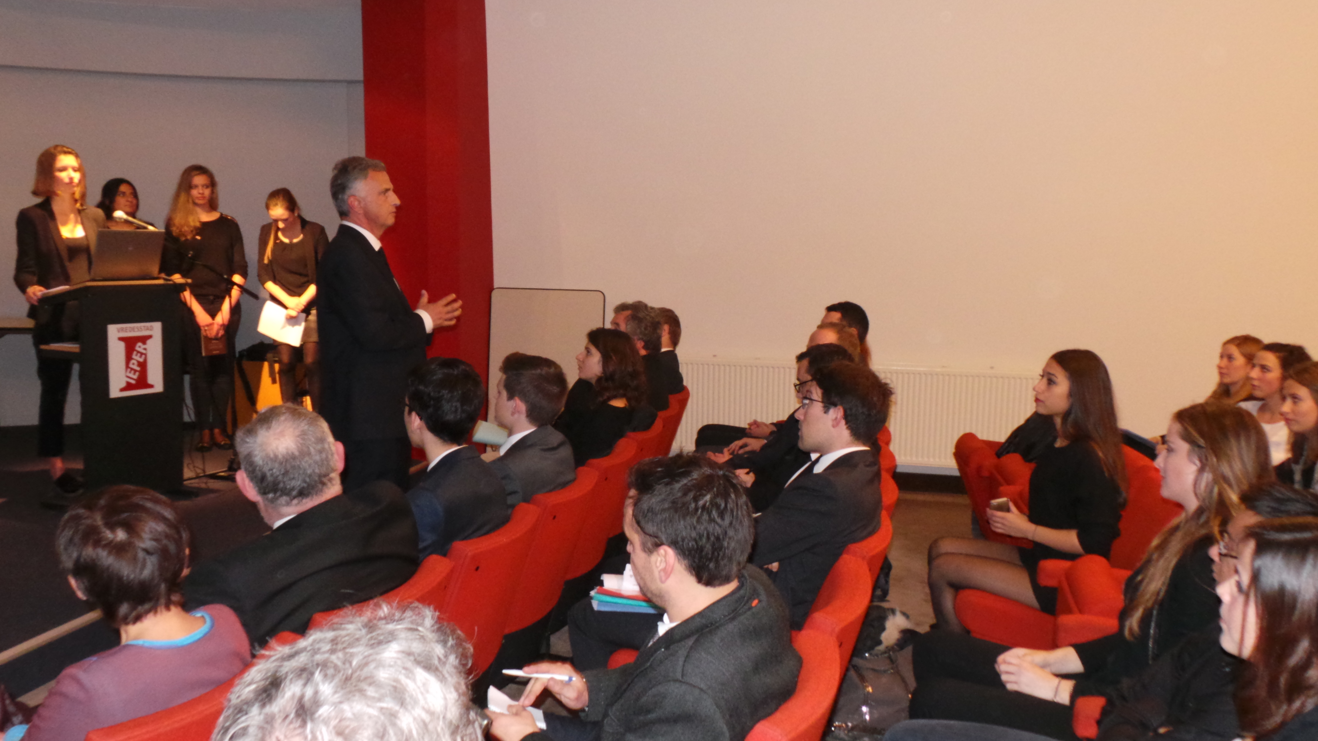 Didier Burkhalter answering questions addressed to him by one of the winning classes of the "1914-2014" competition, in Ypres