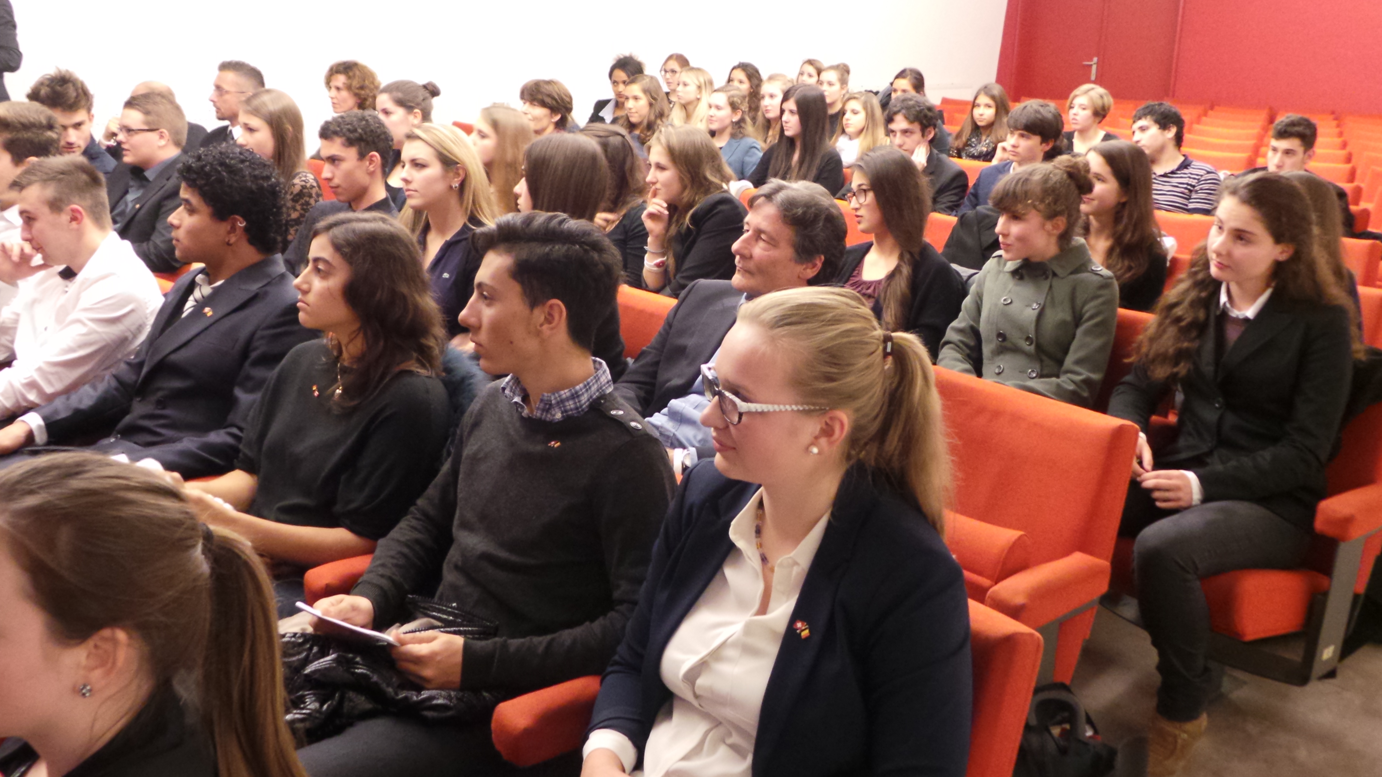 Studentesse, studenti e insegnanti ascoltano con interesse la presentazione di uno dei progetti vincitori del concorso «1914-2014»