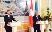 Der Bundespräsident und amtierende Vorsitzende der OSZE, Didier Burkhalter, mit dem kasachischen Präsidenten Nursultan Nazarbayev vor den Medien. (20.11.2014) © EDA