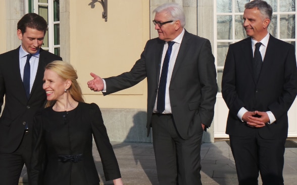 Die Aussenminister Österreichs (S. Kurz, li.), des Fürstentums Liechtenstein (A. Frick), Deutschlands (F-W. Steinmeier) und der Schweiz (D. Burkhalter) beim Vierertreffen in Berlin. 