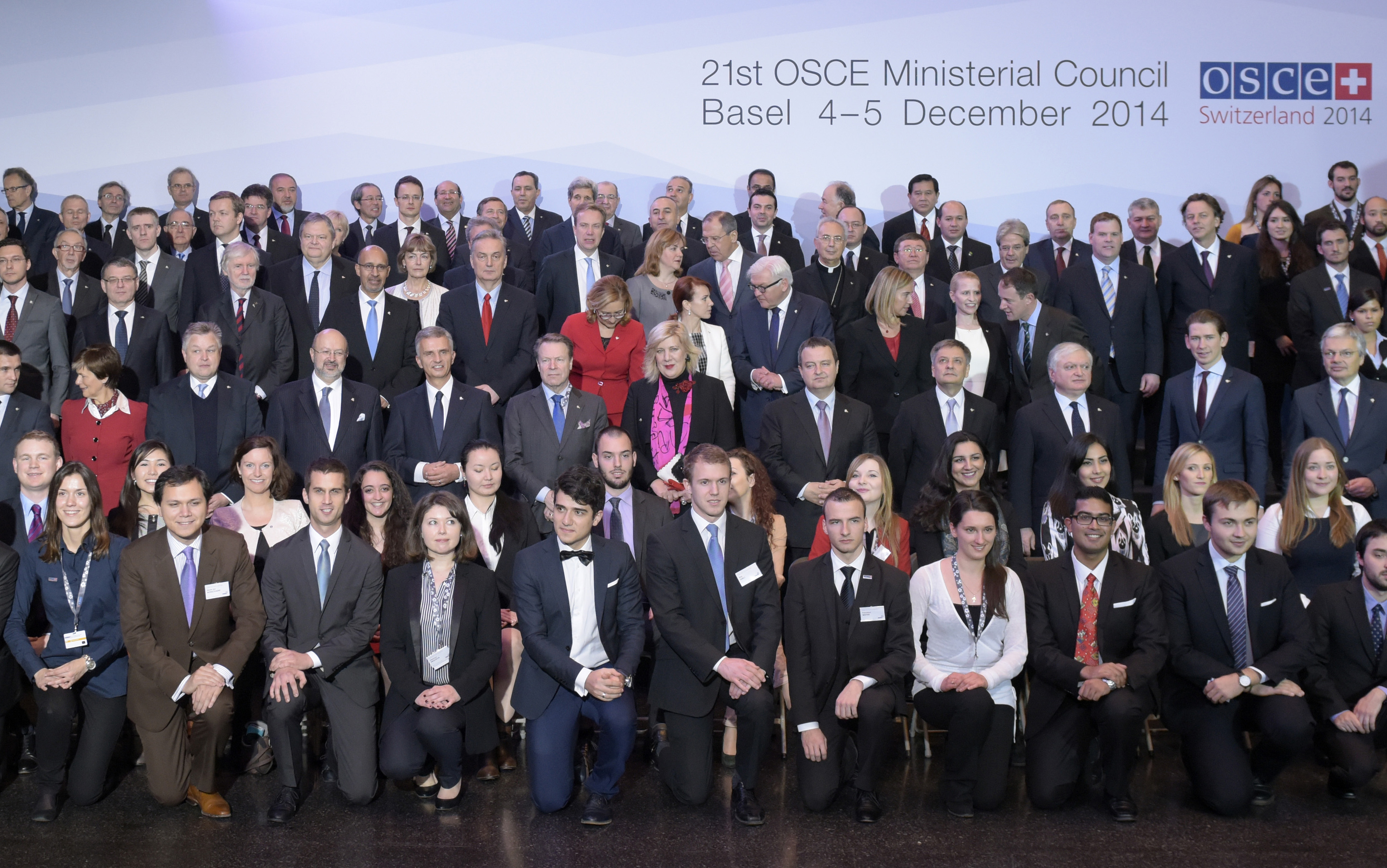 Gli ambasciatori della gioventù dell’OSCE posano per una foto di gruppo con i ministri degli esteri in occasione del Consiglio dei ministri tenutosi nel dicembre 2014