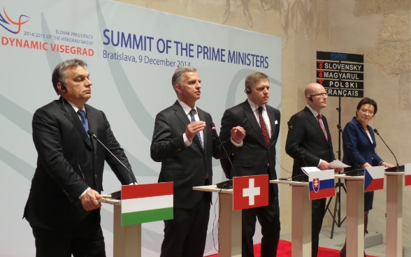 Didier Burkhalter lors de la conférence de presse du sommet de Visegrad, entouré de Viktor Orban (g.), Robert Fico (d.), Bohuslav Sobotka (2 à d.) et Ewa Kopacz. 