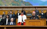 Umgeben von jungen Diplomaten spricht der päpstliche Nuntius zum diplomatischen Corps.