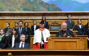 Umgeben von jungen Diplomaten spricht der päpstliche Nuntius zum diplomatischen Corps.