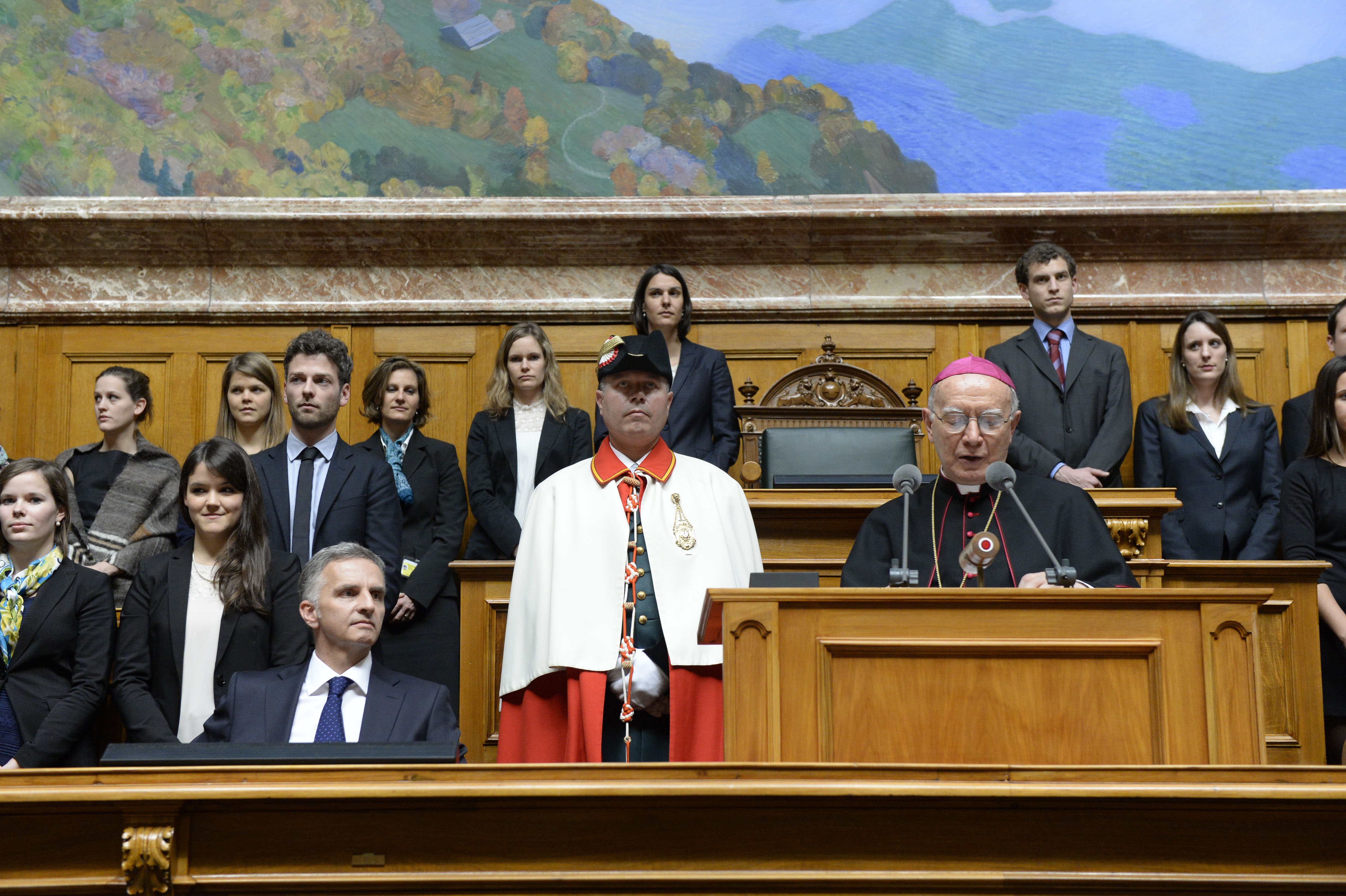 Circondato da giovani diplomatici il nunzio apostolico parla al Corpo diplomatico. 