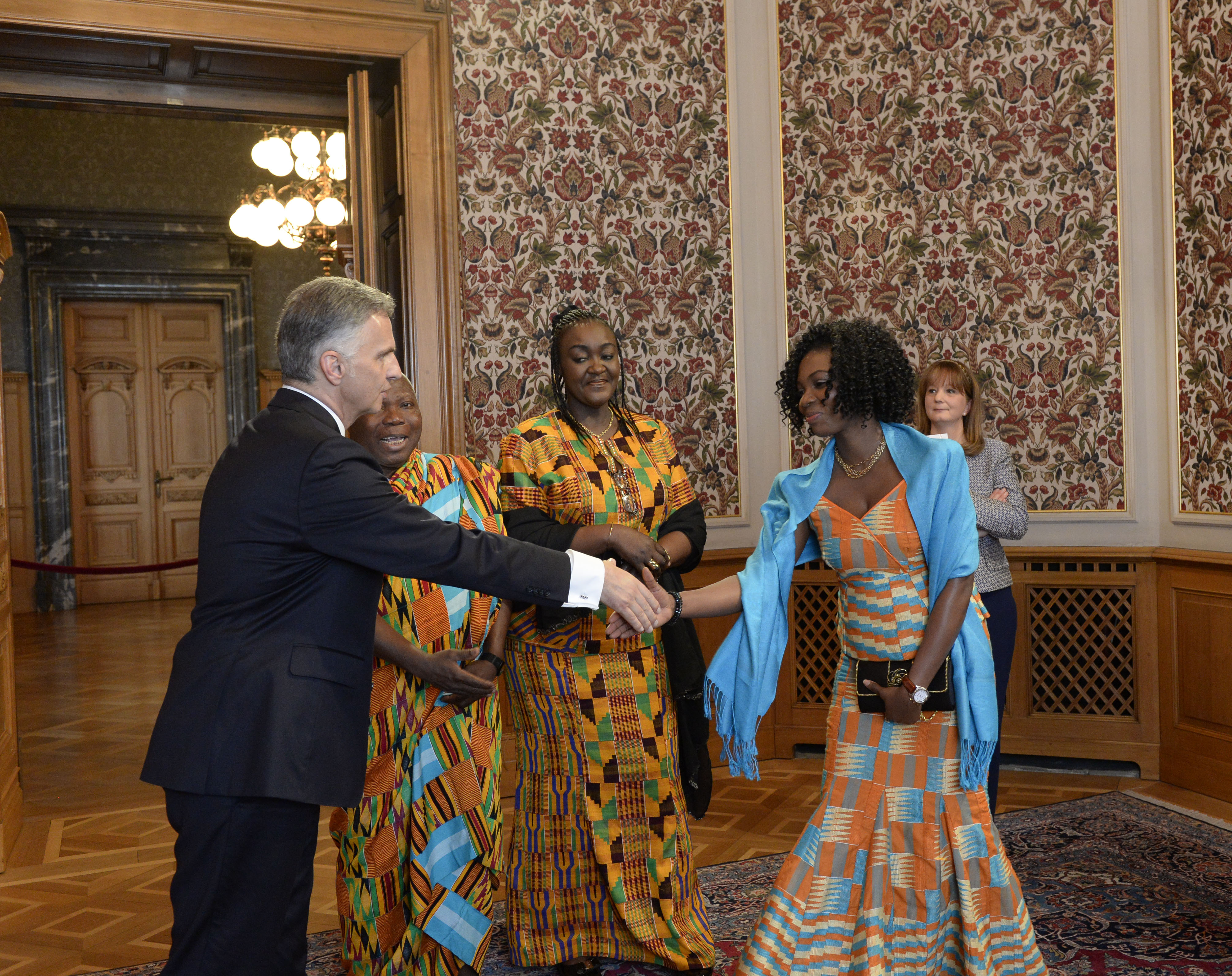 Il presidente della Confederazione Didier Burkhalter accoglie gli invitati al ricevimento di Capodanno a Berna.