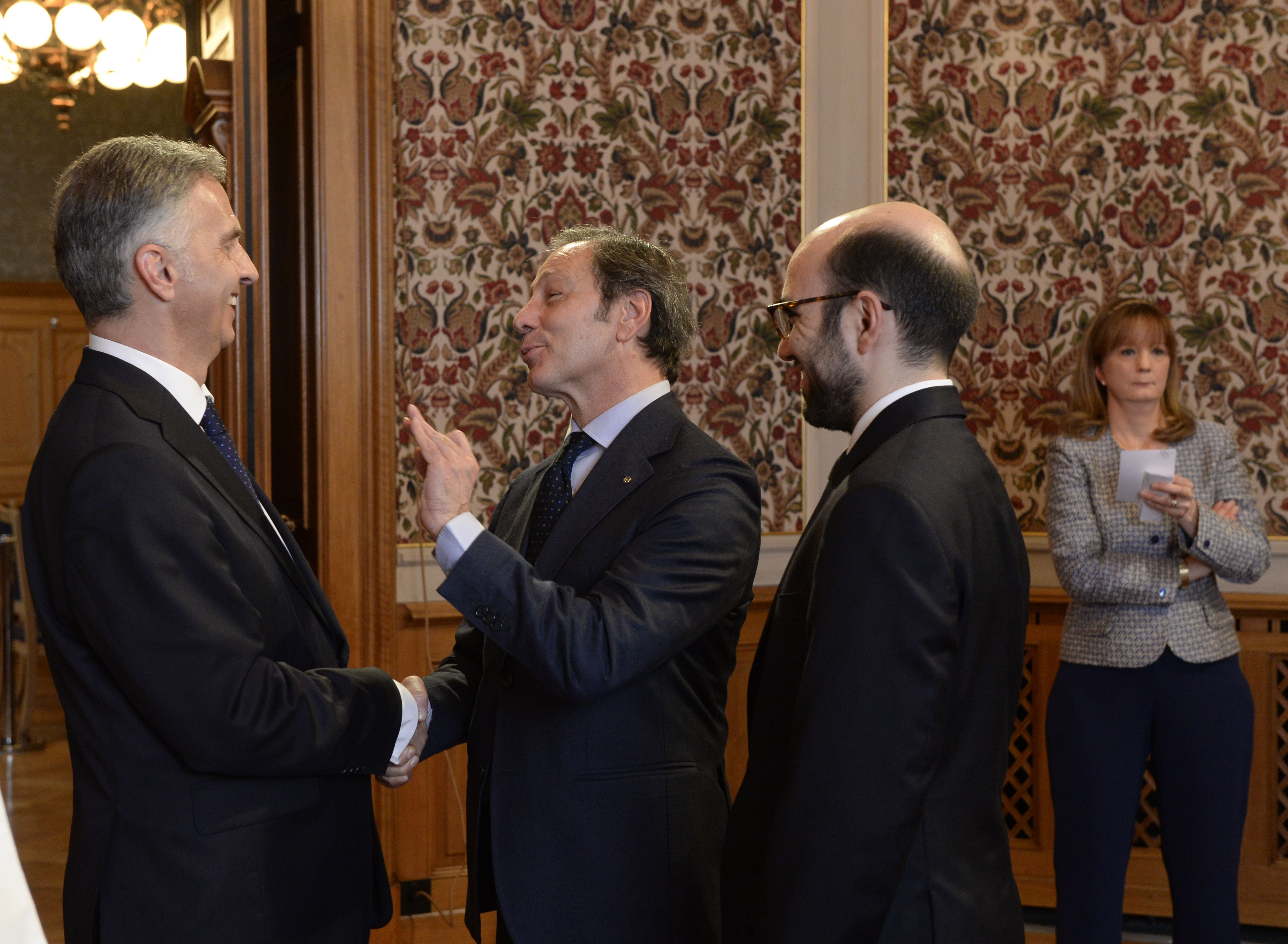 Bundespräsident Didier Burkhalter begrüsst die Gäste des Neujahrsempfangs in Bern.