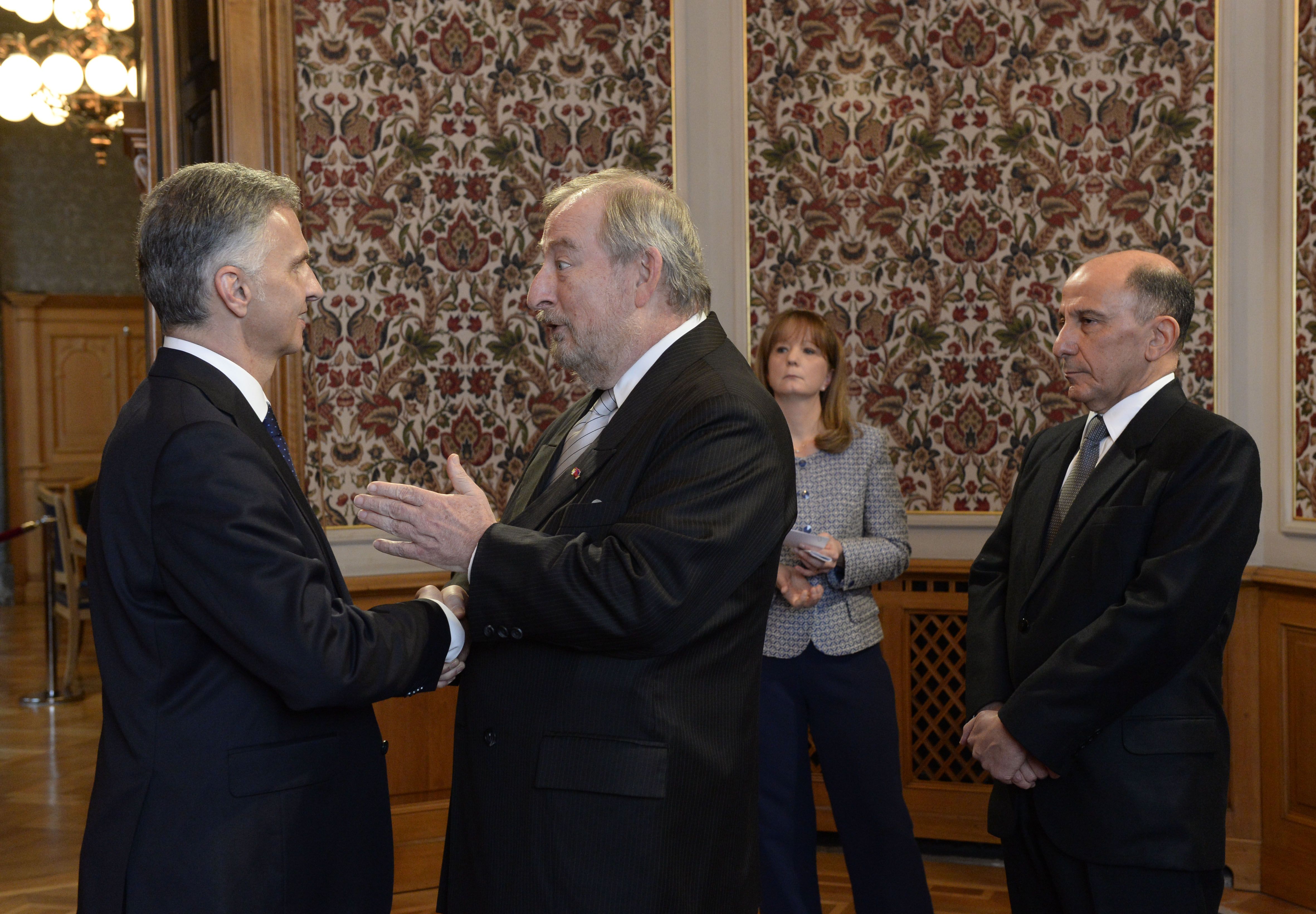 Le président de la Confédération Didier Burkhalter accueille les invités de la réception du Nouvel An, à Berne.