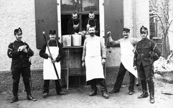 Black and white photograph of a group of soldiers and cooks of the Swiss Armed Forces taken during the First World War. © Keystone