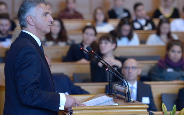 Bundespräsident Didier Burkhalter steht am Rednerpult  und hält im Grossratssaal des Kantons Bern eine Rede anlässlich des Völkerrechtstags der Direktion für Völkerrecht des EDA. 