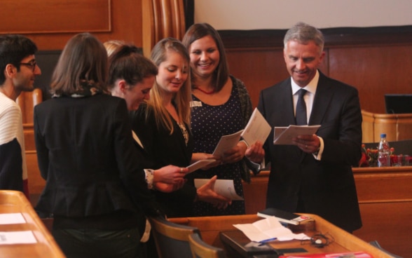 Bundespräsident Didier Burkhalter diskutiert  mit Jugendlichen  im Grossratssaal des Kantons Bern.  © Keystone