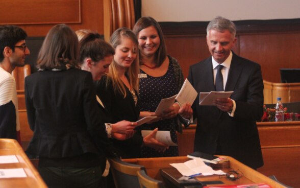 Bundespräsident Didier Burkhalter diskutiert mit Jugendlichen im Grossratssaal des Kantons Bern. © Keystone