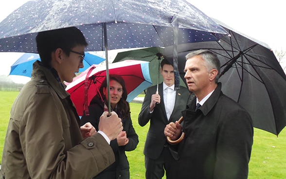 Il presidente della Confederazione Didier Burkhalter parla con alunne e alunni svizzeri durante la visita a «Hill 62», un vecchio sistema di trincee vicino a Ypres, nelle Fiandre occidentali (Belgio)