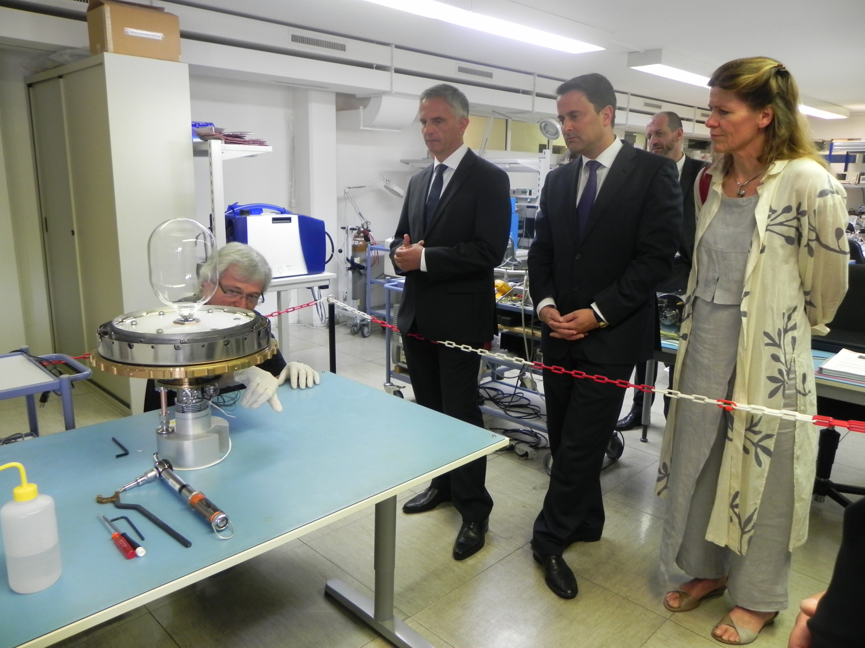 Le premier ministre Xavier Bettel, le président de la Confédération Didier Burkhalter et la présidente du Conseil communal de la ville de Neuchâtel, Christine Gaillard, visitent Spectratime, une entreprise basée à Neuchâtel.