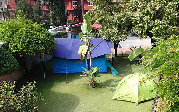 Zelte auf dem Gelände der Schweizer Botschaft in Kathmandu.