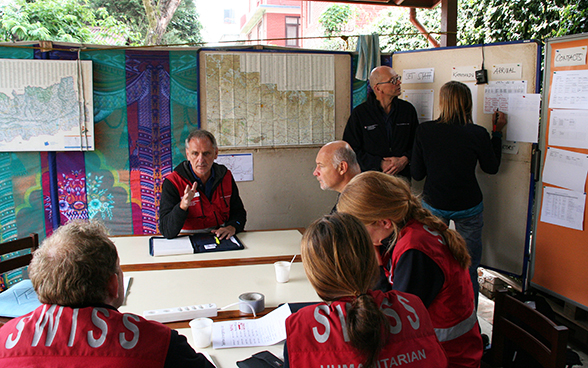 Briefing mit dem Teamleader des Soforteinsatzteams der Humanitären Hilfe des Bundes Ueli Salzmann (Kathmandu, 30.04.2015). © EDA